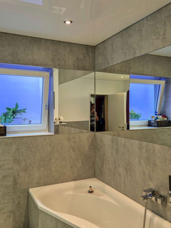 Badmodernisierung mit Leucht- & Spiegelelementen in einem Keller in Heuchelheim 4