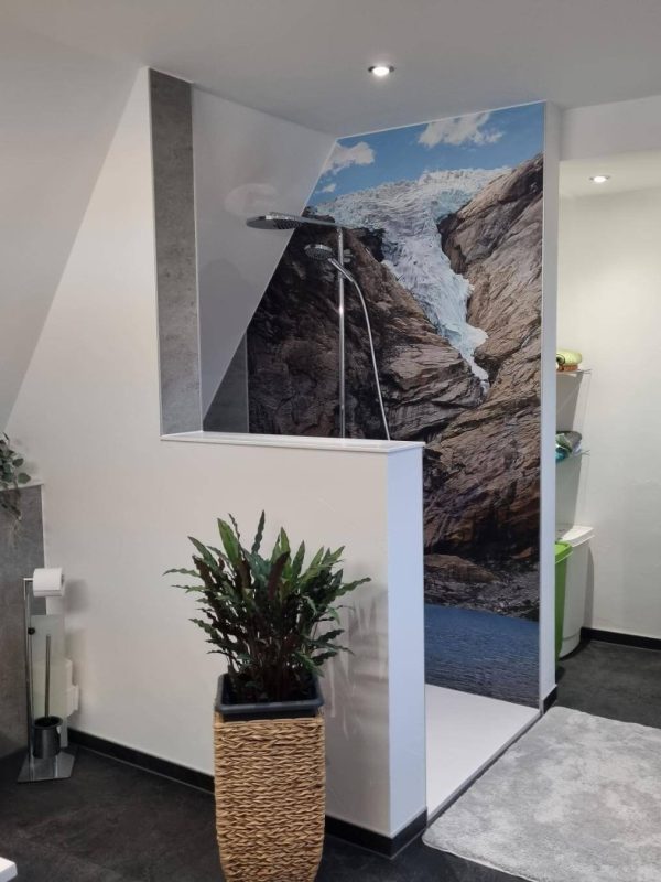 Barrierefreie Badsanierung mit Gletscher-Motiv im fugenlosen Bad im Raum Gießen 1